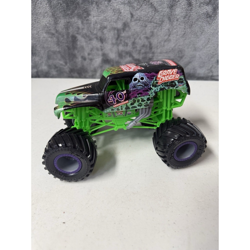 Monster Jam Series 20 40th Anniversary Grave Digger 1:24 Scale Die-Cast Truck